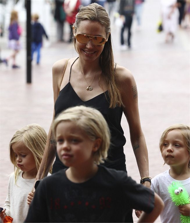 Анджелина Джоли отправилась с детьми в сиднейский аквариум