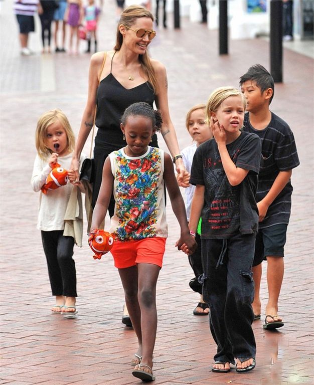 Анджелина Джоли отправилась с детьми в сиднейский аквариум