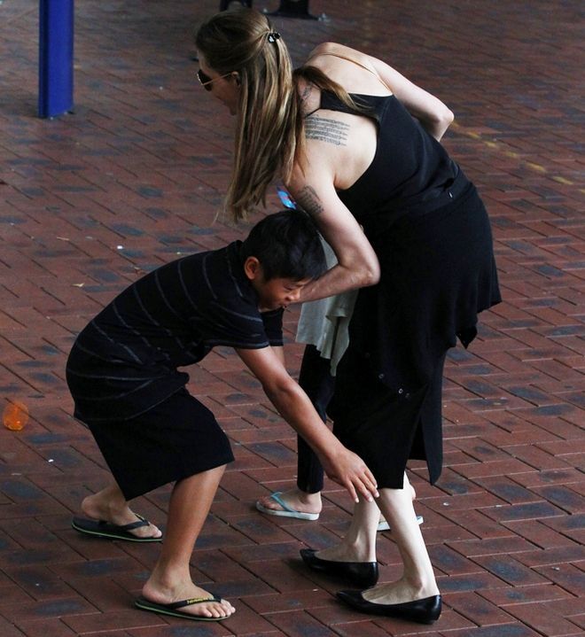 Анджелина Джоли отправилась с детьми в сиднейский аквариум