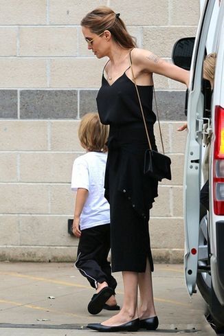 Анджелина Джоли отправилась с детьми в сиднейский аквариум