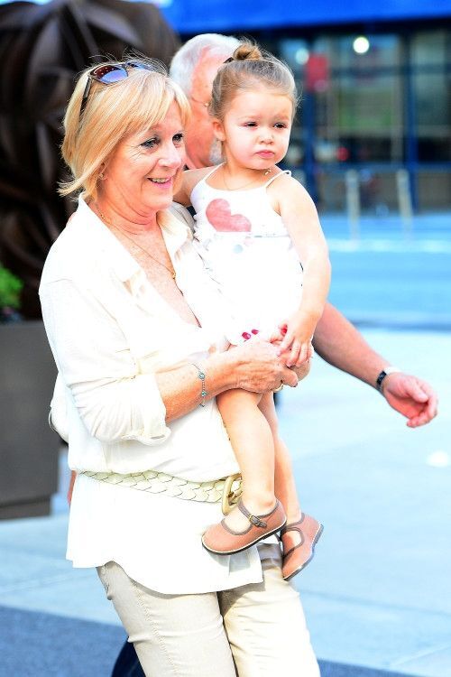 Дэвид и Харпер Бекхэм подбадривают Вики на показе