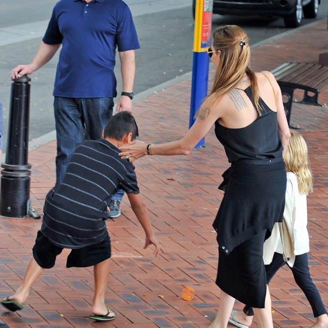 Анджелина Джоли отправилась с детьми в сиднейский аквариум