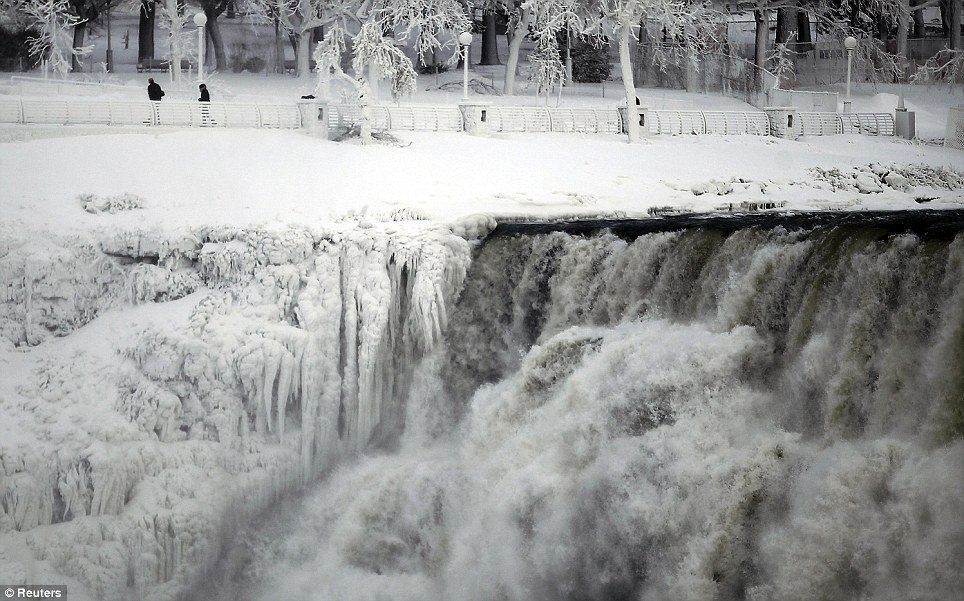 В Северной Америке из-за сильных морозов замерз Ниагарский водопад