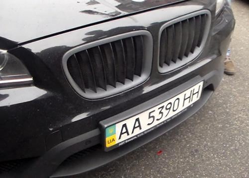 Неизвестный на BMW наехал на колонну активистов Майдана