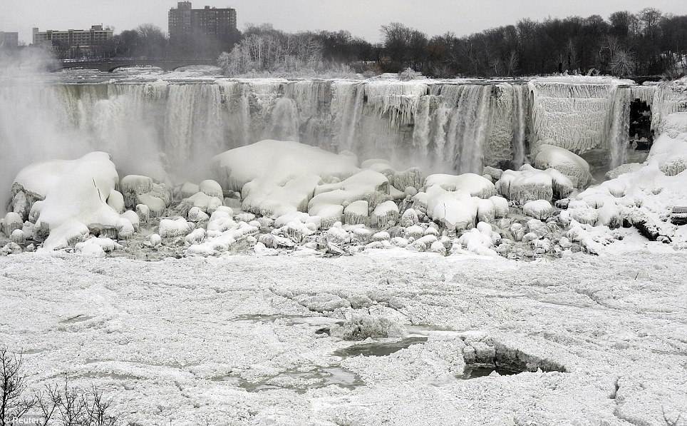 У Північній Америці через сильні морози замерз Ніагарський водоспад