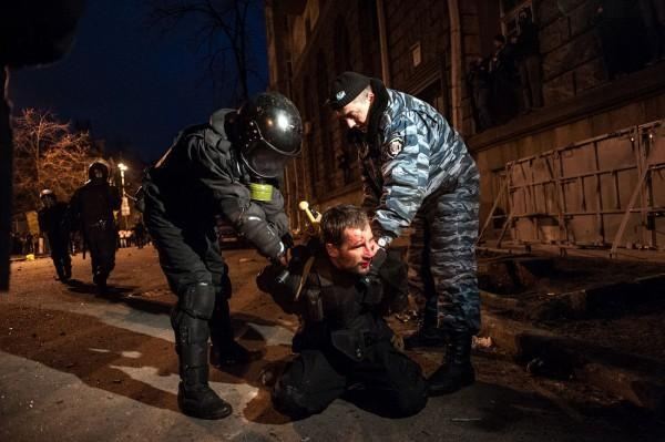 "Беркут" избил пикетирующих суд по делу "васильковских террористов"