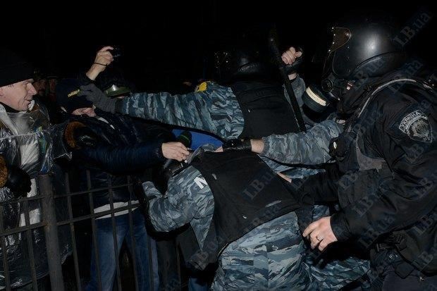 "Беркут" избил пикетирующих суд по делу "васильковских террористов"