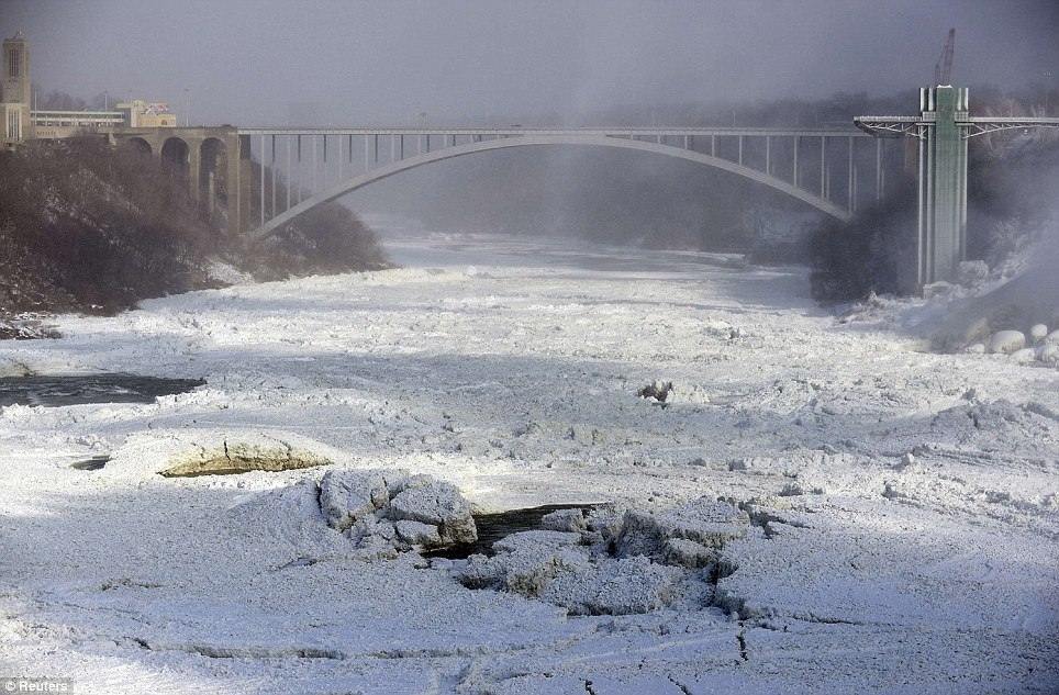 В Северной Америке из-за сильных морозов замерз Ниагарский водопад