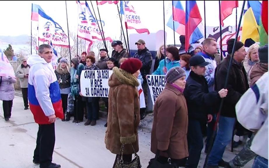Активисты Евромайдана подарили Киселеву шавку