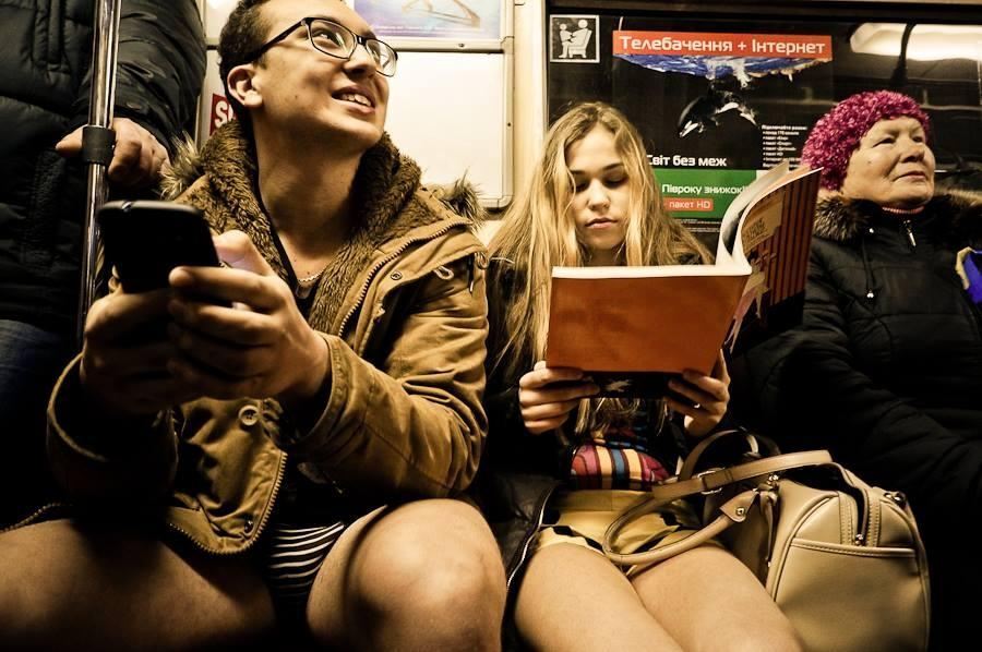 У київському метро пасажири проїхалися без штанів