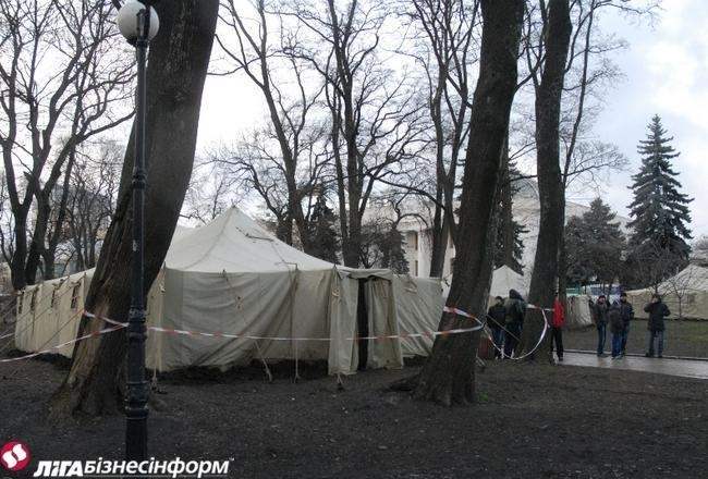 В Мариинском парке ставят палатки активисты "за наведение порядка в Киеве"