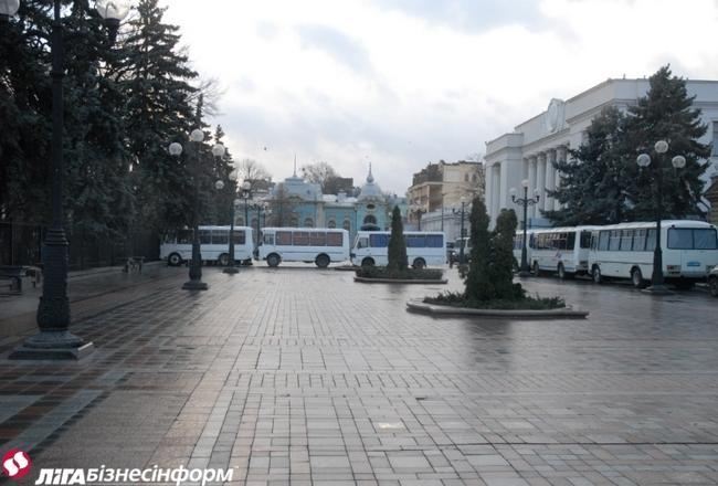 В Мариинском парке ставят палатки активисты "за наведение порядка в Киеве"