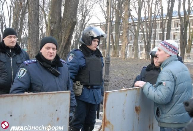 У Маріїнському парку ставлять намети активісти "за наведення порядку в Києві"