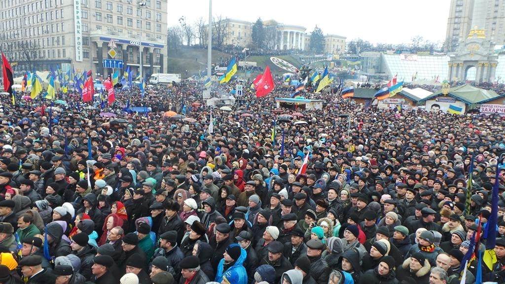На Евромайдане собрались десятки тысяч людей