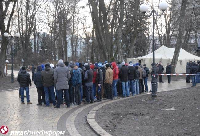 В Мариинском парке ставят палатки активисты "за наведение порядка в Киеве"