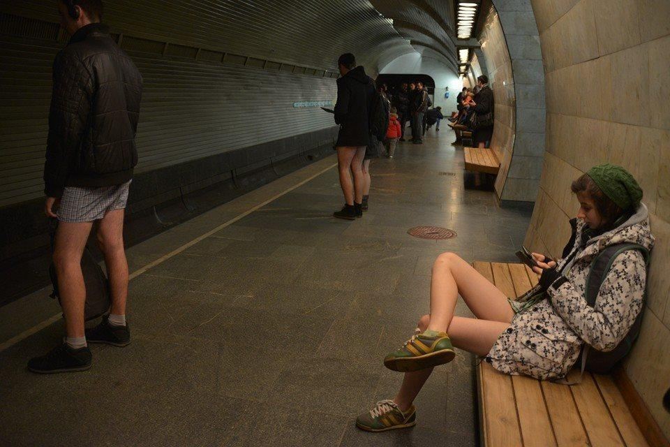 У київському метро пасажири проїхалися без штанів