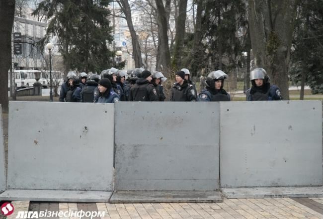 У Маріїнському парку ставлять намети активісти "за наведення порядку в Києві"