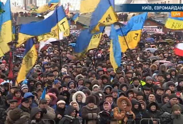 На Евромайдане зібралися десятки тисяч людей