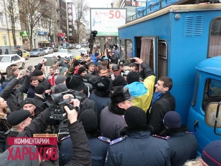 В Харькове Евромайдан забросали петардами