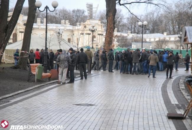 У Маріїнському парку ставлять намети активісти "за наведення порядку в Києві"