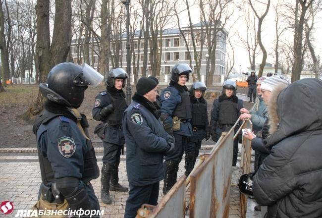 В Мариинском парке ставят палатки активисты "за наведение порядка в Киеве"