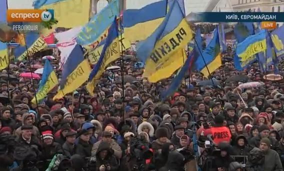 На Евромайдане зібралися десятки тисяч людей