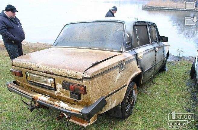 В Кривом Роге в водохранилище нашли три угнанных авто
