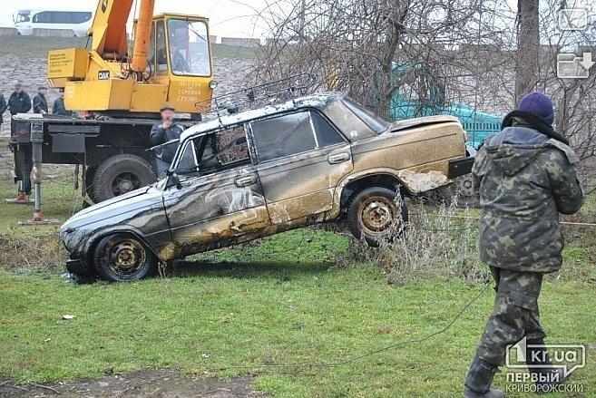 В Кривом Роге в водохранилище нашли три угнанных авто