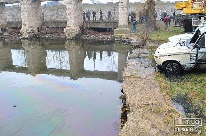 В Кривом Роге в водохранилище нашли три угнанных авто