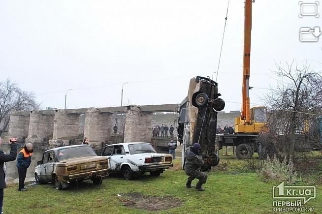 В Кривом Роге в водохранилище нашли три угнанных авто