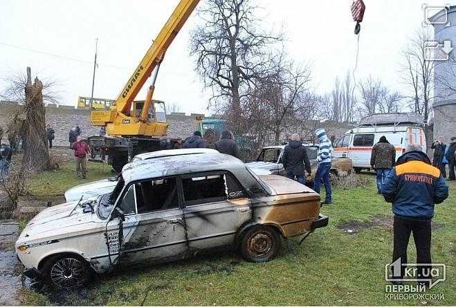 В Кривом Роге в водохранилище нашли три угнанных авто