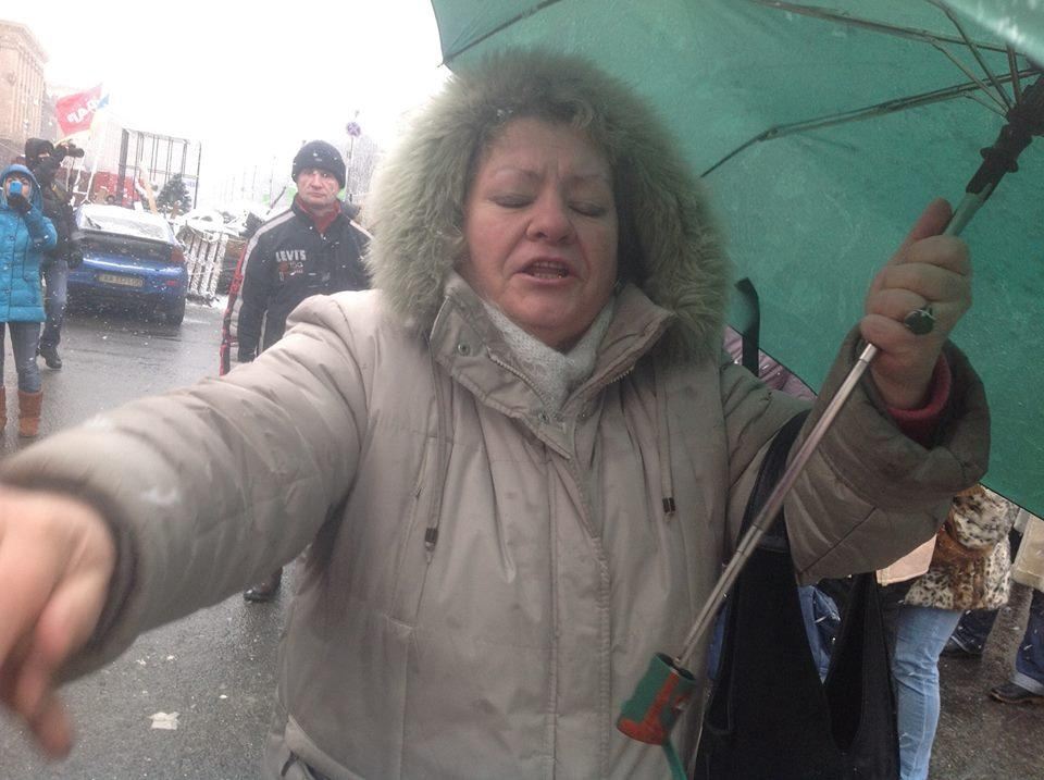 Розбирати барикади біля КМДА відправили пенсіонерок