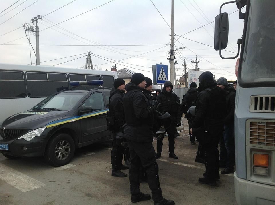 "Люди в черном камуфляже" перекрыли Автомайдану дорогу к Межигорью