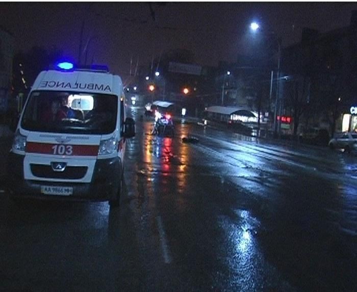 В Киеве внедорожник сбил насмерть женщину