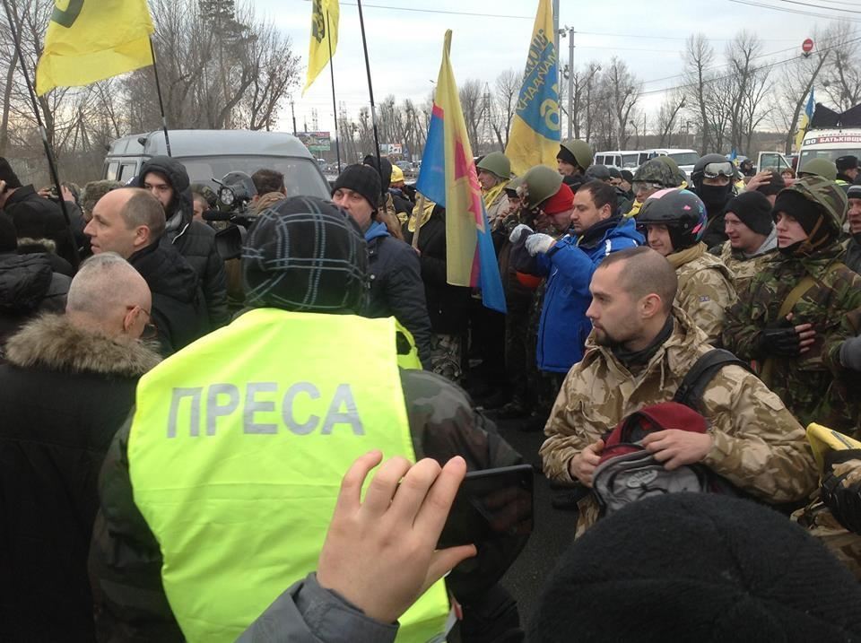 "Люди в черном камуфляже" перекрыли Автомайдану дорогу к Межигорью