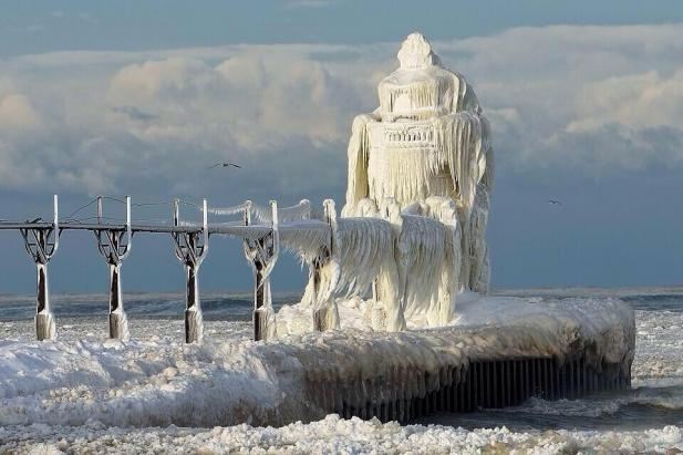 Замерзаюча Америка - Озеро Мічиган скуте кригою