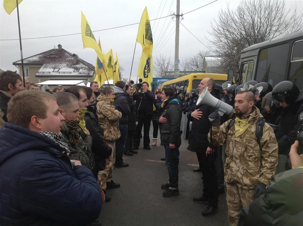Активисты спели в Межигорье гимн Украины и отправились на Майдан