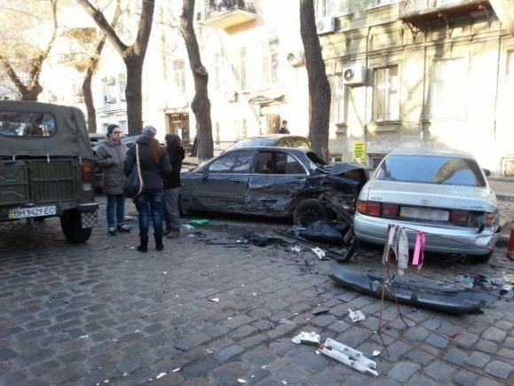 В Одессе девушка на BMW снесла пять машин