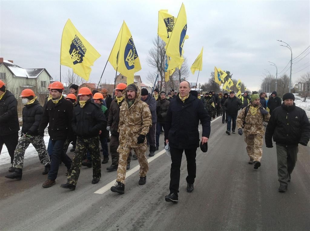 Активісти заспівали в Межигір'ї гімн України і вирушили на Майдан