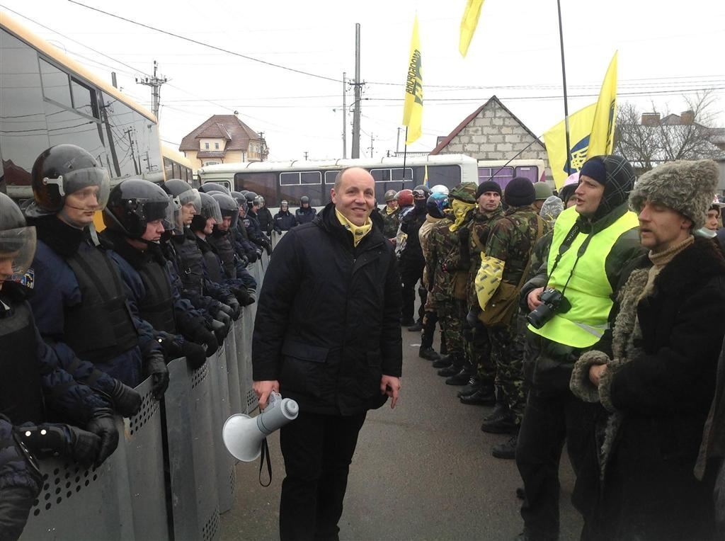 Активисты спели в Межигорье гимн Украины и отправились на Майдан