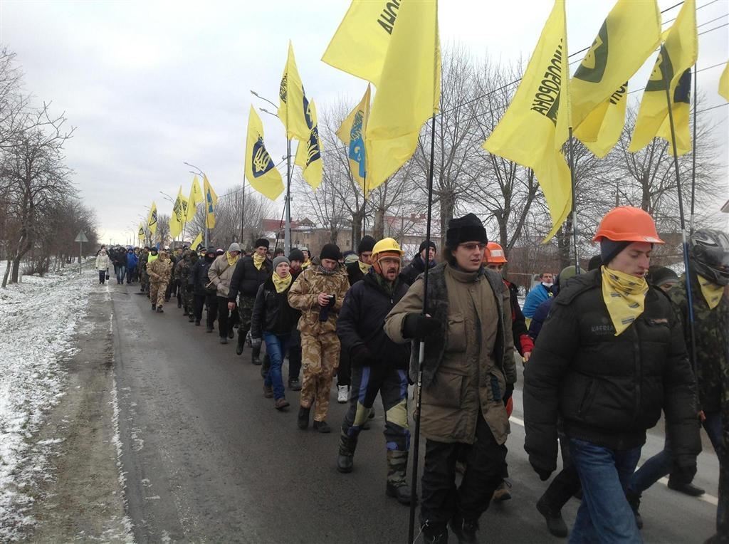 Активісти заспівали в Межигір'ї гімн України і вирушили на Майдан