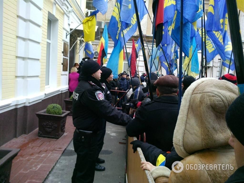 Активисты пикетируют Печерский суд в поддержку свободовцев