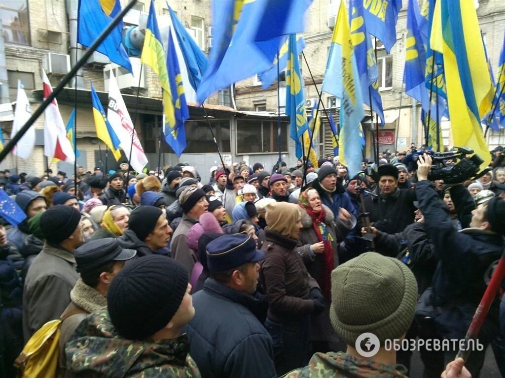 Активисты пикетируют Печерский суд в поддержку свободовцев