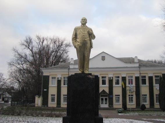 На Полтавщині відновили пам'ятник Леніну, пошкоджений тиждень тому
