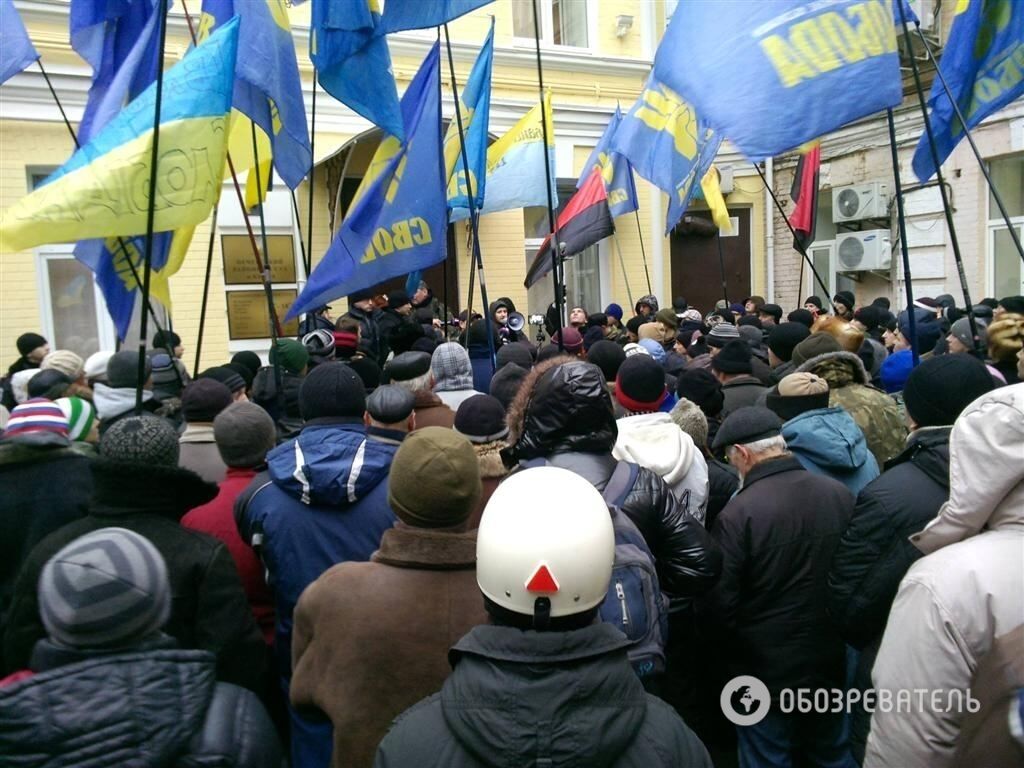 Активисты пикетируют Печерский суд в поддержку свободовцев