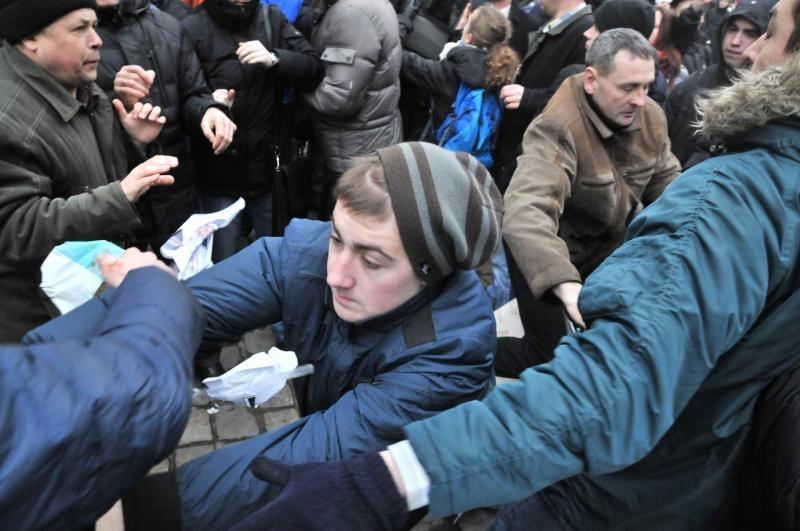 У Львові під час пікету активісти побилися зі свободівцями