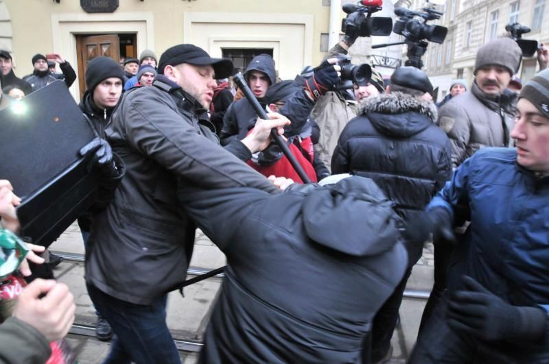 Во Львове во время пикета активисты подрались со свободовцами