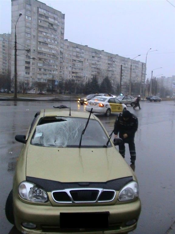 Пешехода в Харькове переехали две машины