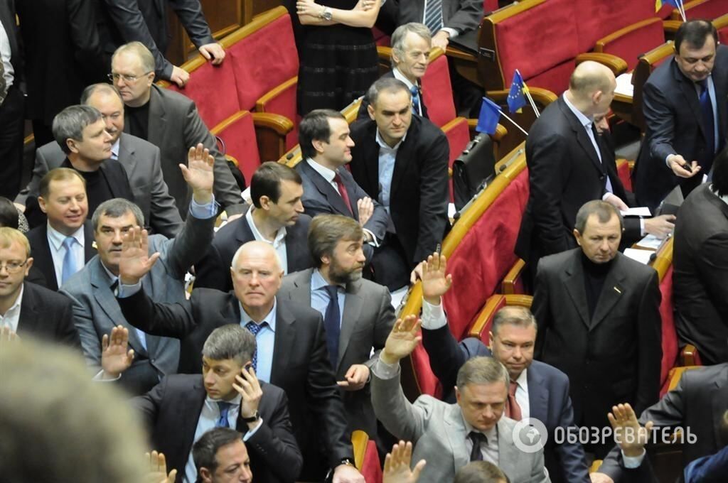 Депутати голосують руками