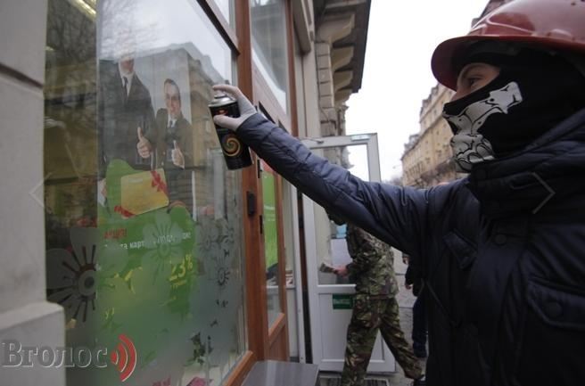 У Львові ультраправі розмалювали фарбою бізнес регіоналів